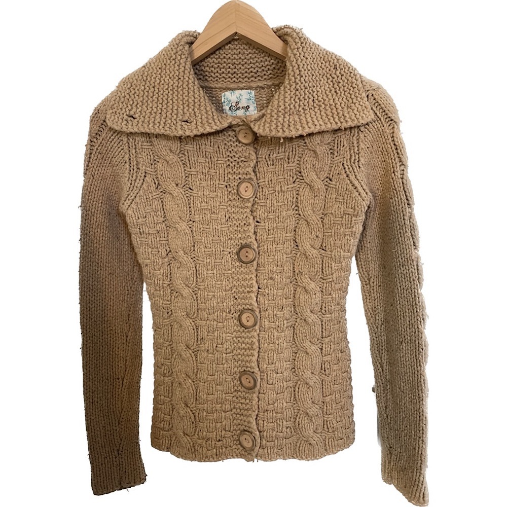 Vintage Chunky Cable Knit Sweater with Wooden Button